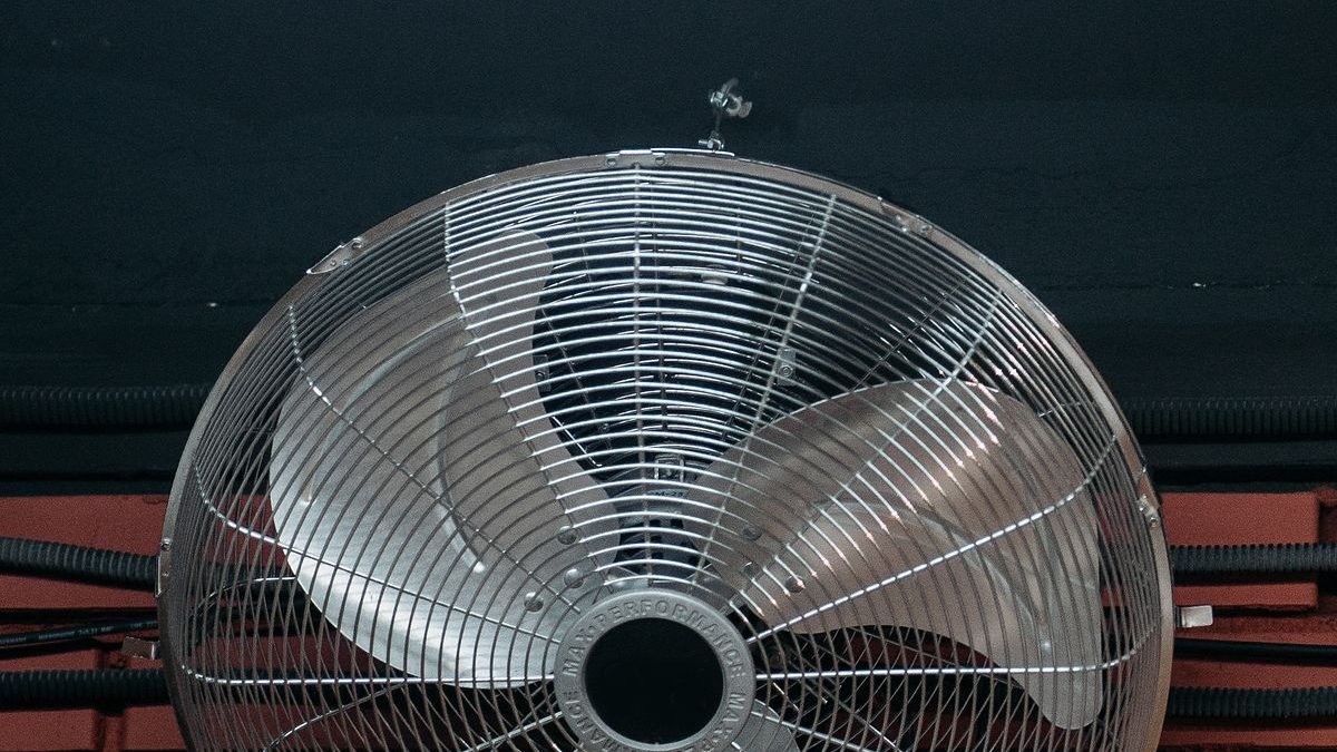 Industrial wall-mounted blower fan of the type driven by a permanent magnet DC motor